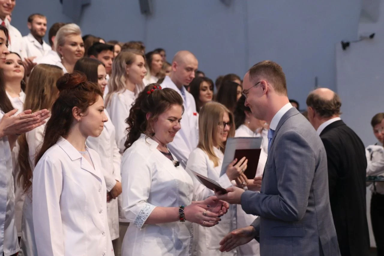 Александр Кравченко вручил дипломы выпускникам медицинского института БФУ им. И. Канта