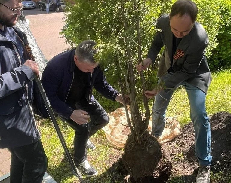 Сотрудники регионального минздрава и главные врачи лечебных учреждений заложили «Сад Победы» в Калининграде