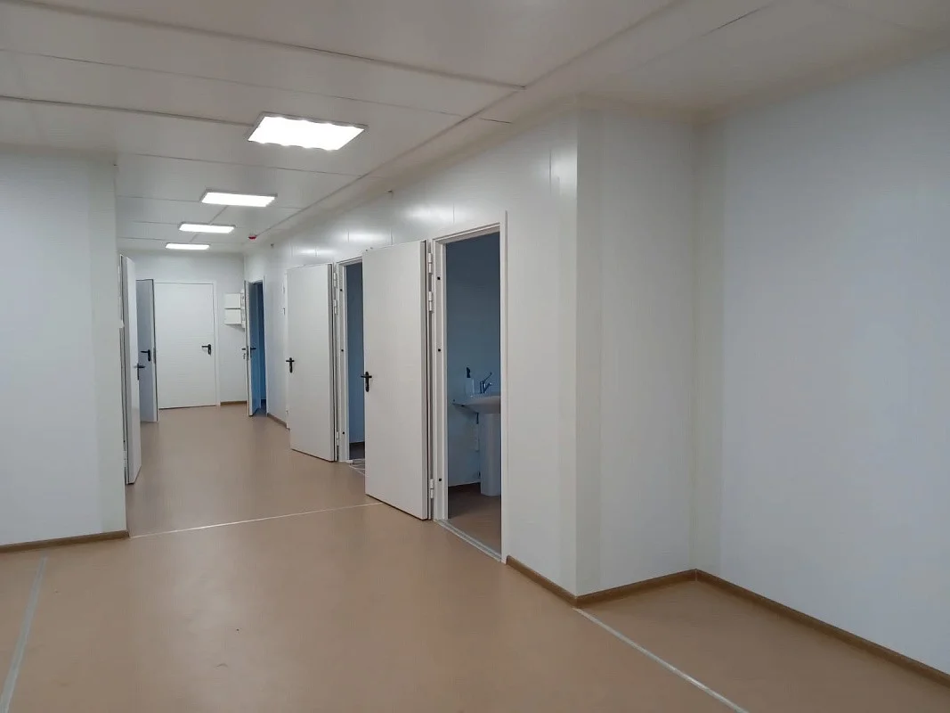 Завершен монтаж новой модульной врачебной амбулатории в Железнодорожном под Правдинском