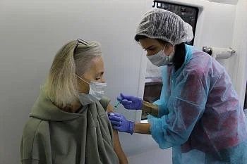 За первую неделю вакцинации от гриппа прививки получили около двух тысяч человек