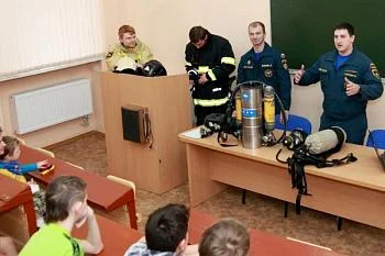 В гости к маленьким пациентам Детской областной больницы пришли пожарные В гости к маленьким пациентам Детской областной больницы пришли пожарные